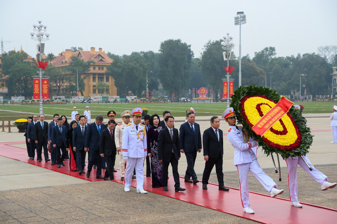 河内市委、人民议会、人民委员会、越南祖国阵线河内市委员会代表团入陵瞻仰胡志明主席遗容。