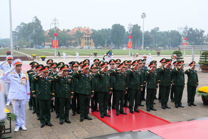 中央军委、国防部代表团诚信缅怀胡志明主席。