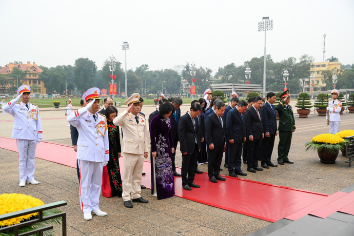 河内市委、人民议会、人民委员会、越南祖国阵线河内市委员会代表团诚信缅怀胡志明主席。