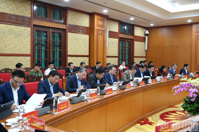 党、国家领导和各位代表出席会议。