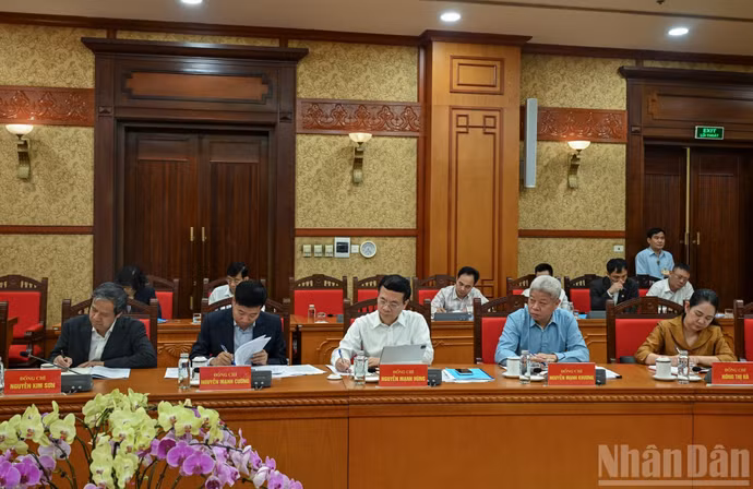 越南文化发展中央指导委员成员出席会议。