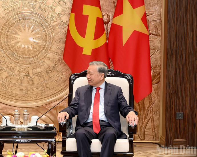 苏林总书记发表讲话。