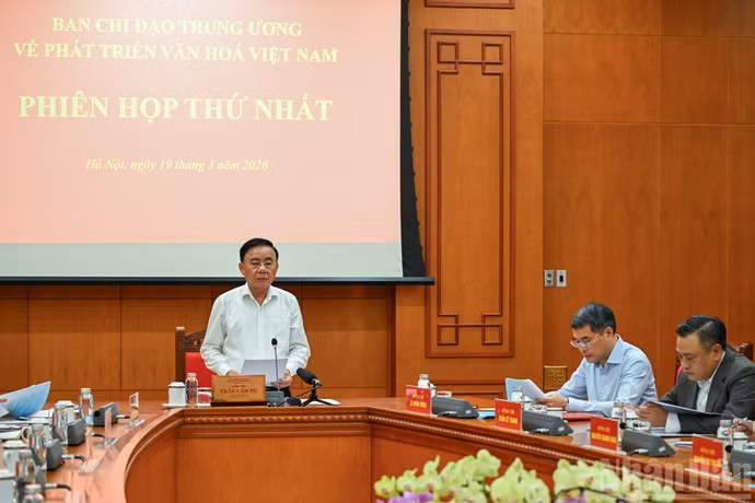 越共中央书记处常务书记陈锦秀主持会议。