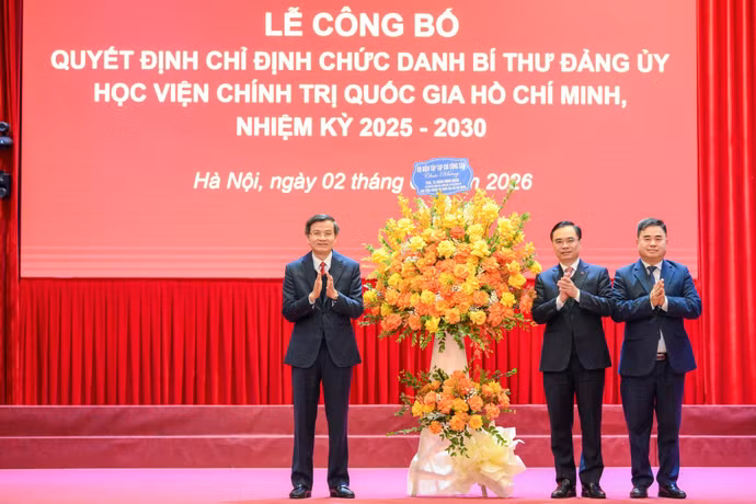 各单位代表向段明训同志送花祝贺。