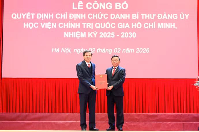 越共中央书记处常务书记陈锦秀向段明训同志授予关于指定胡志明国家政治学院党委书记职务的决定，任期2025-2030年。