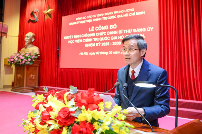 越共中央政治局委员、胡志明国家政治学院院长段明训在仪式上发表讲话。