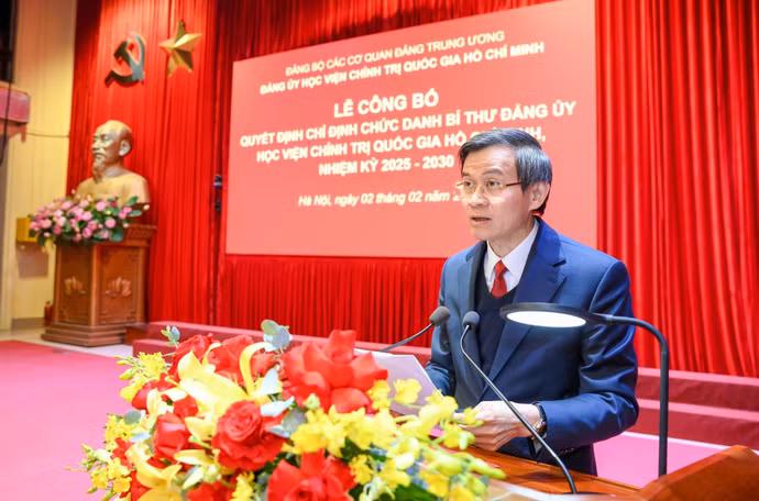 越共中央政治局委员、胡志明国家政治学院院长段明训在仪式上发表讲话。
