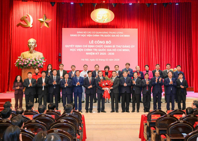 各单位代表向段明训同志送花祝贺。